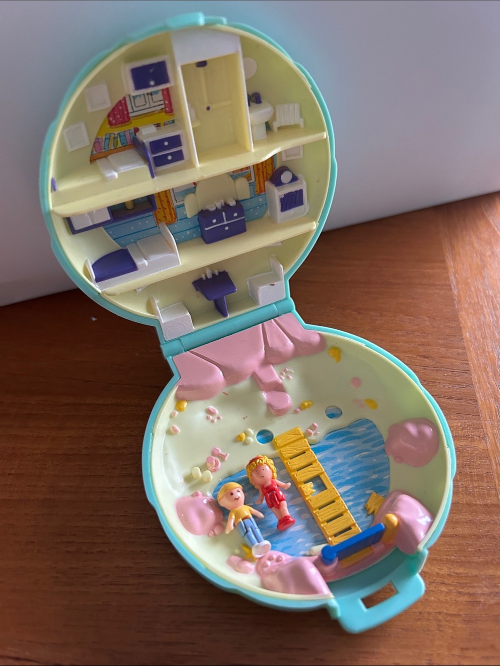 1989 Polly Pocket Beach Seashell Playset with figurines